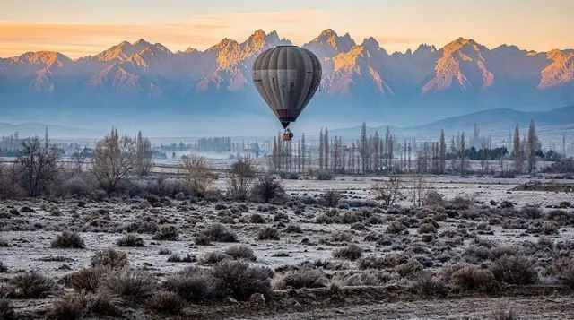 Hot air ballooning over the Wakatipu Basin