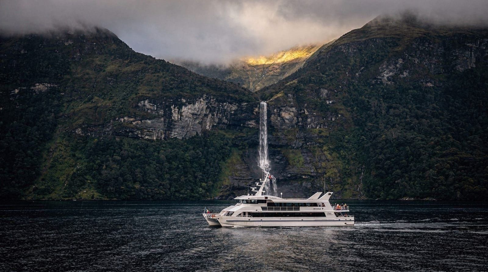 Operadores de cruzeiros no Milford Sound comparados