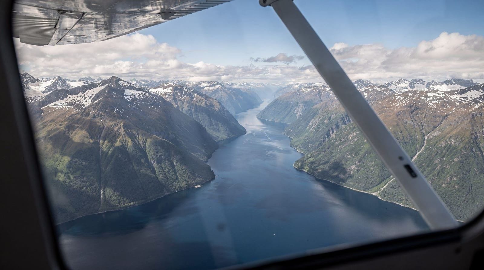 Voos panorâmicos sobre o Milford Sound: avião vs. helicóptero